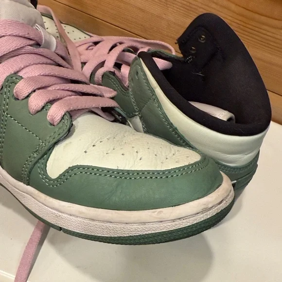 Air Jordan 1 Mid SE ‘Dutch Green’ - Picture 6 of 9